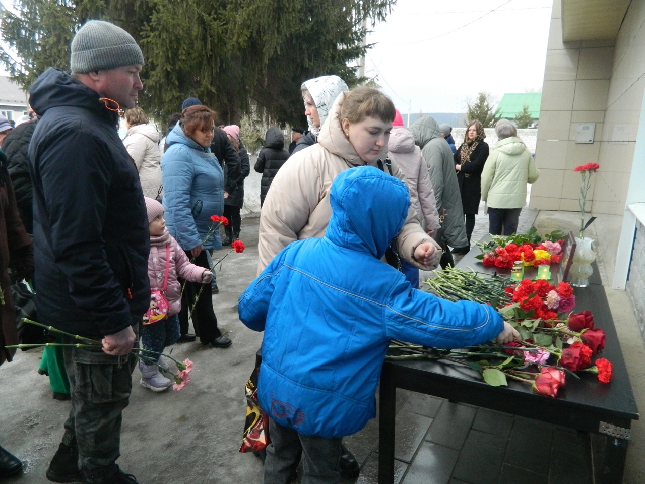 Барышский район скорбит вместе со всей страной …  Жители района возлагают цветы и зажигают свечи в память о жертвах теракта в «Крокус Сити Холл»..