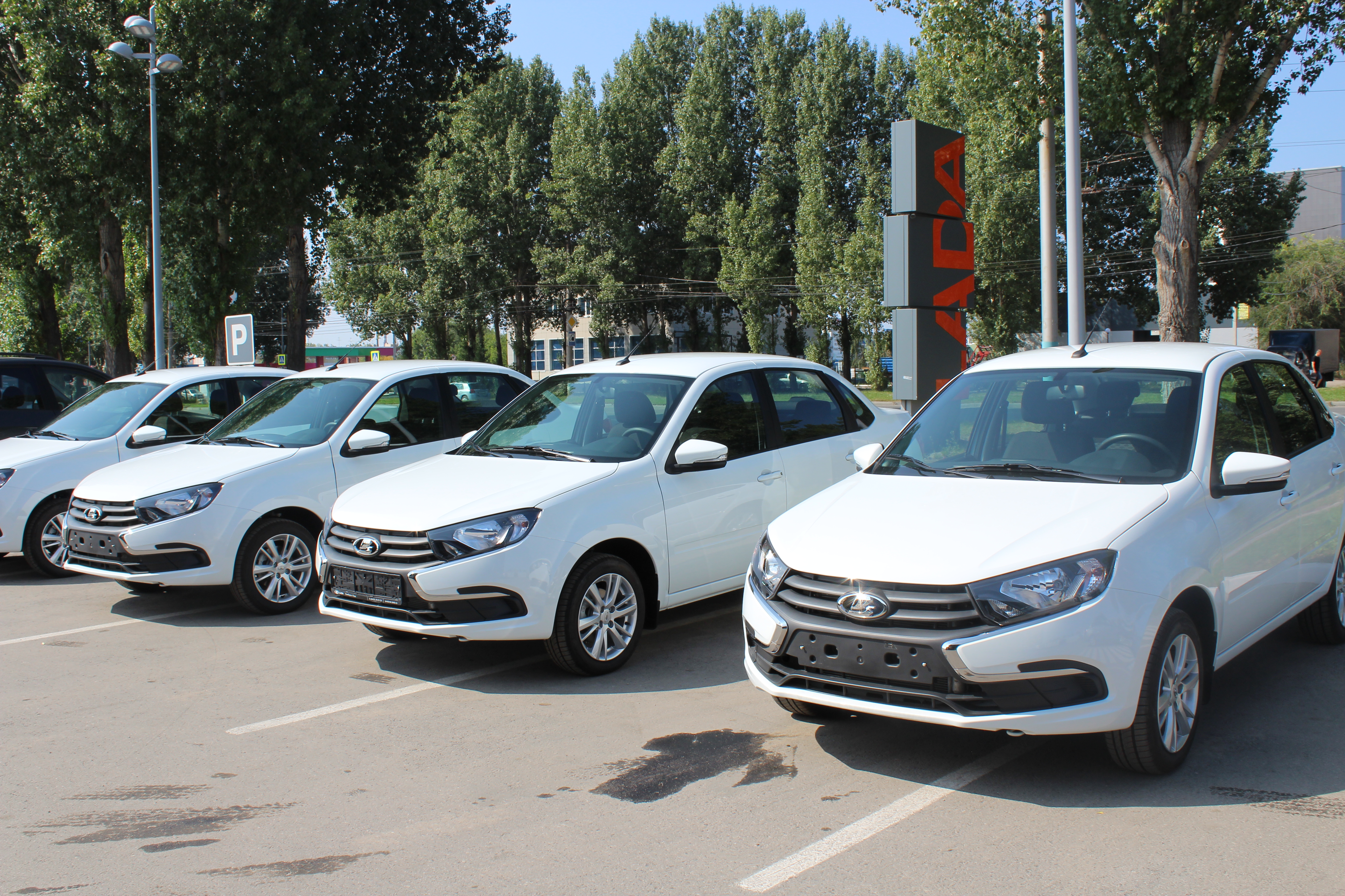 Отделение СФР по Ульяновской области вручило автомобили Lada Granta 4 ульяновцам, которые ранее пострадали на производстве.