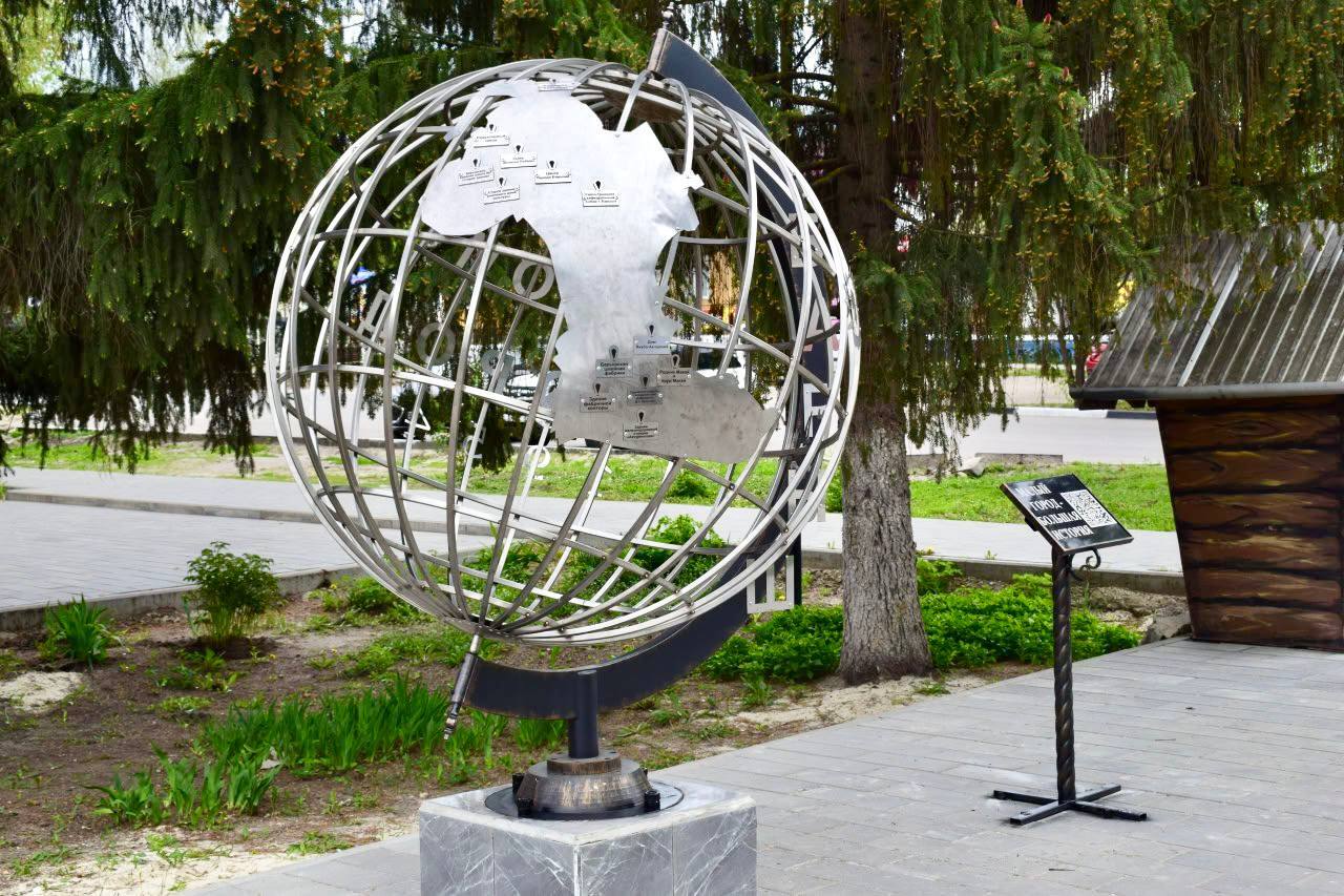 В Барыше установлен уникальный арт-объект — глобус с картой города..