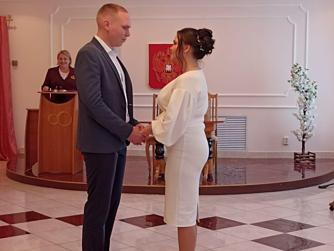 В первый же отпуск участник СВО Дмитрий женился на своей невесте Эльзе.