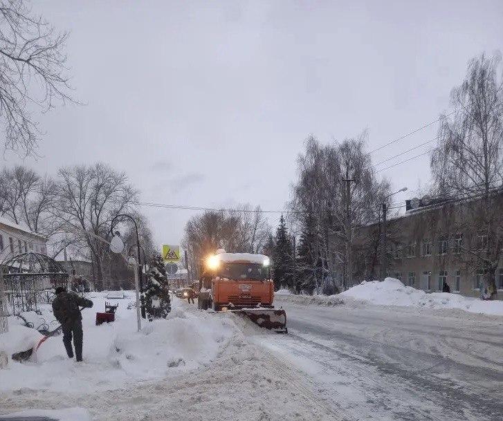 В Барышском районе продолжаются работы по расчистке дорог от снега.