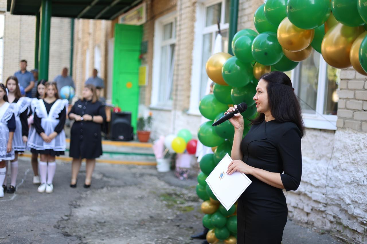 В школах Барышского района сегодня прошли торжественные линейки, посвященные Дню знаний.