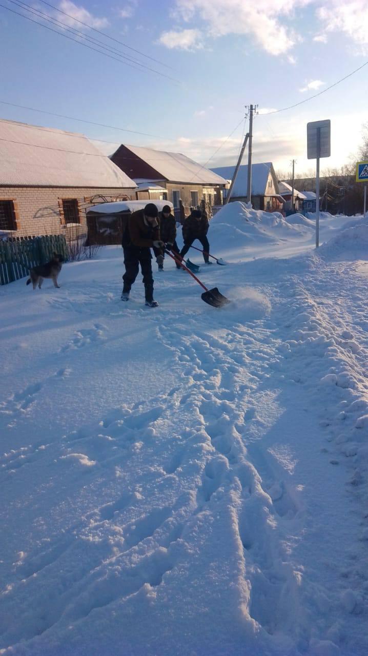 Дорожные службы Барышского района продолжают расчищать дороги от снега..