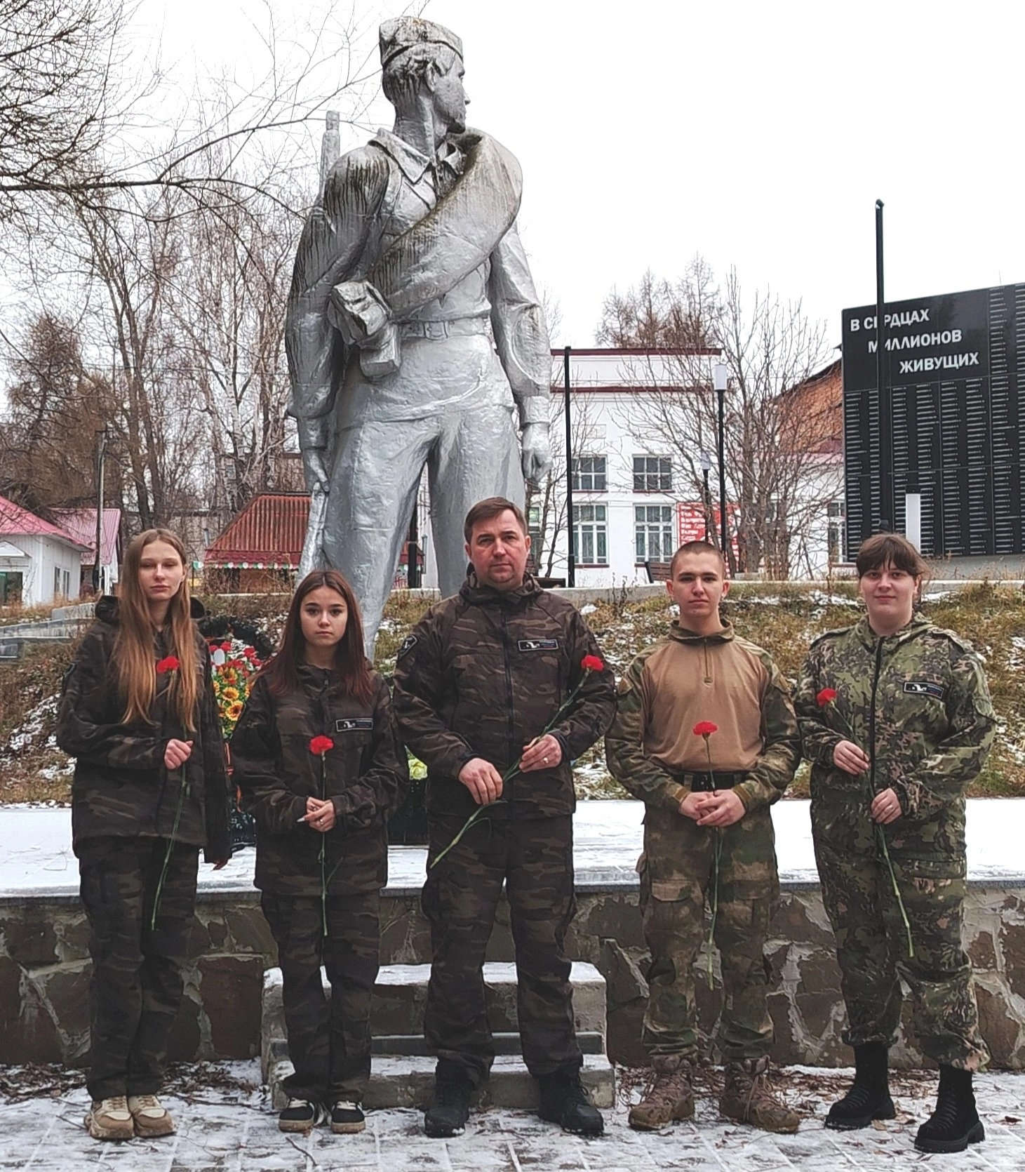 Участники поискового отряда возложили цветы к памятникам в День неизвестного солдата.