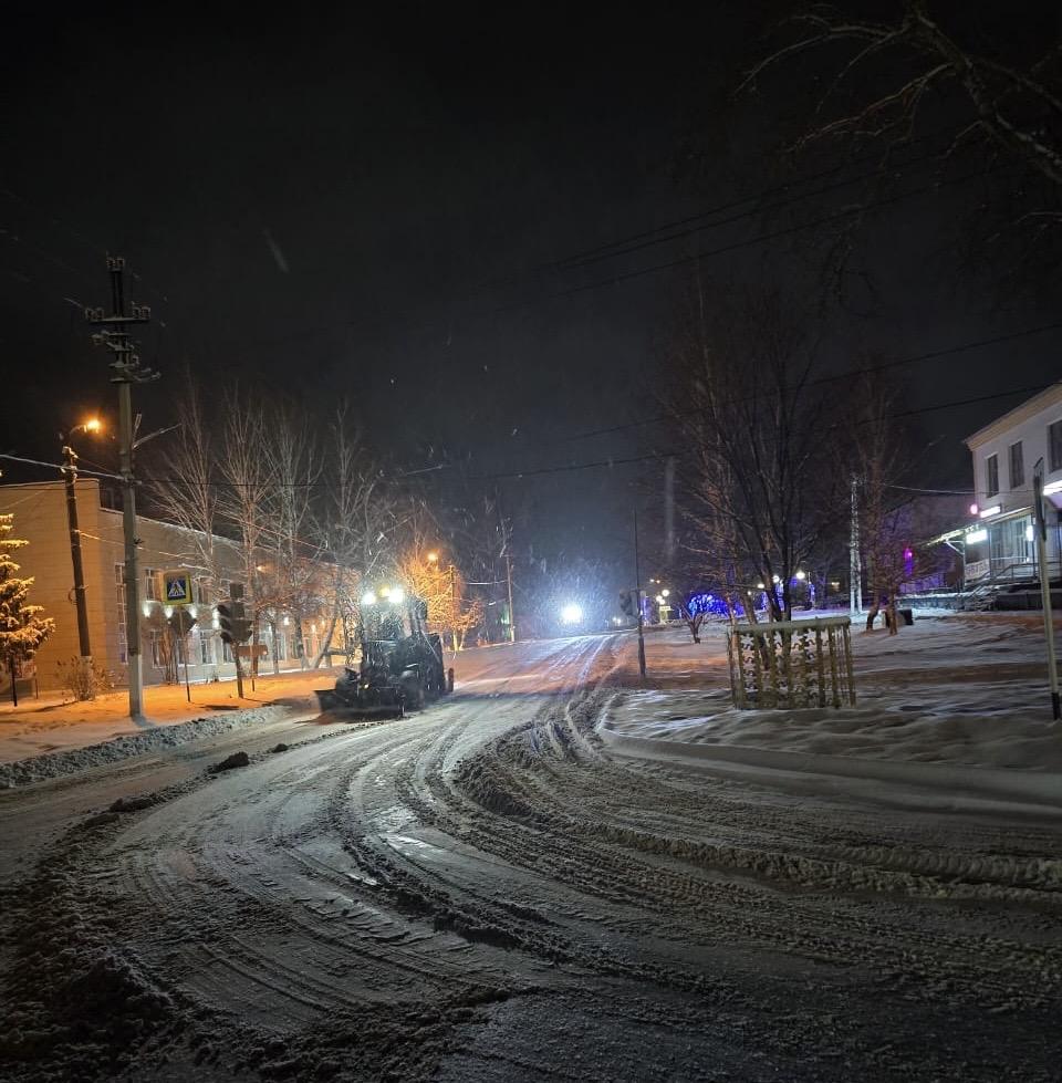 В Барышском районе расчищают дороги от снега.