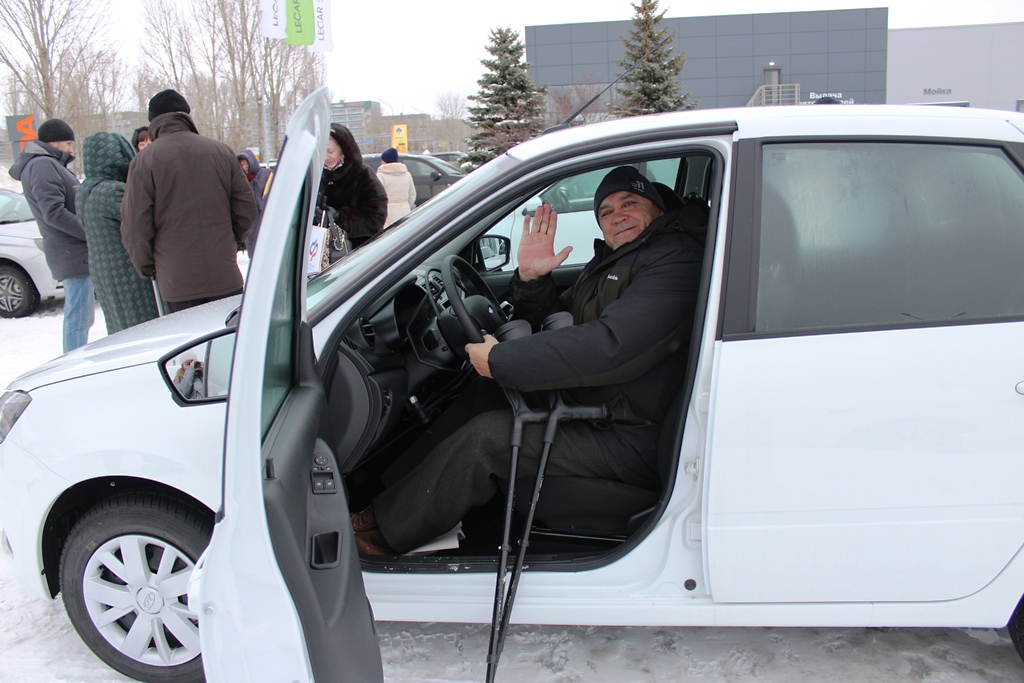 Новые автомобили Lada Granta получили десять жителей Ульяновской области, которые ранее пострадали на производстве.