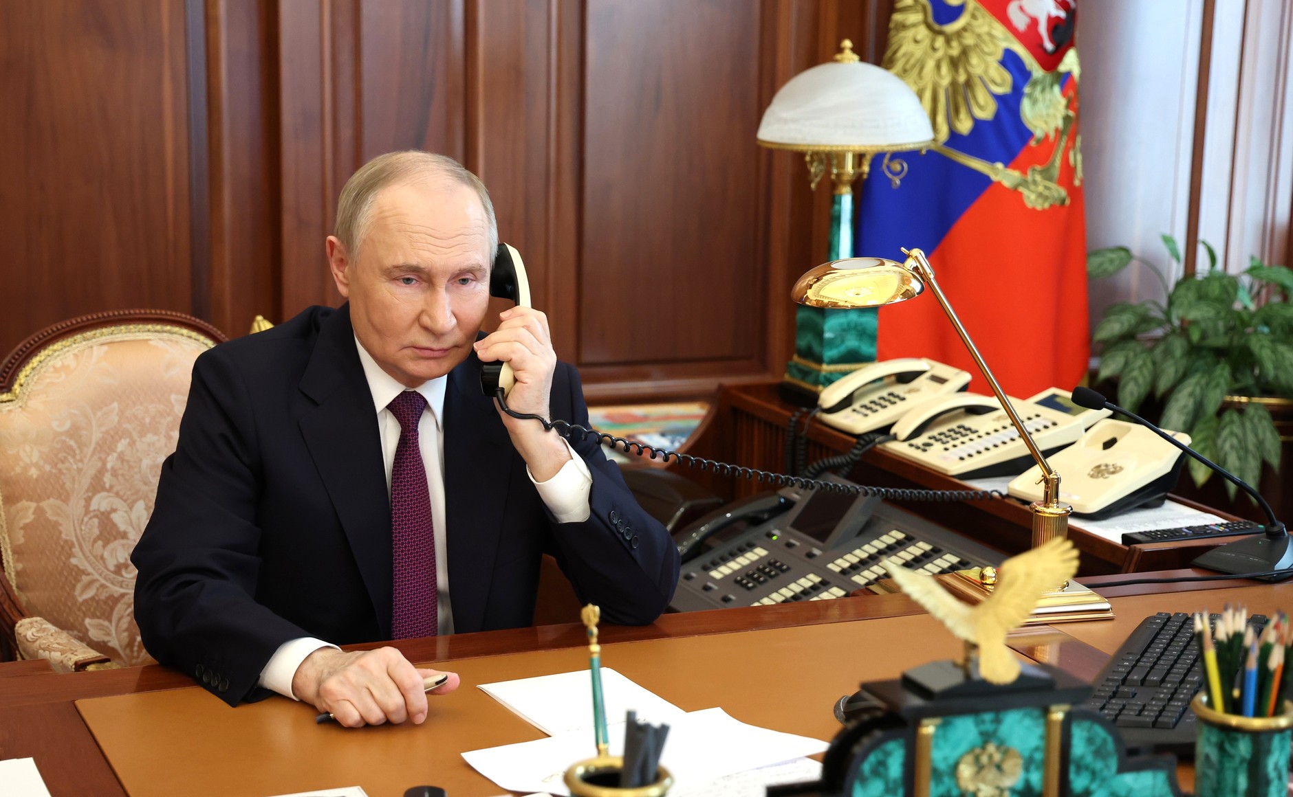 Владимир Путин позвонил главе Беловского района Курской области Николаю Волобуеву.