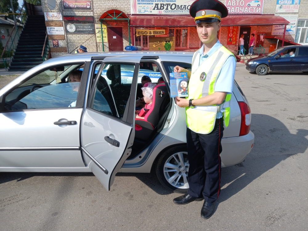 Сотрудники Госавтоинспекции напомнили водителям транспортных средств о необходимости использования детских удерживающих устройств при перевозке детей.