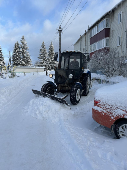 Расчисткой придомовых территорий от снега занимаются управляющие компании.
