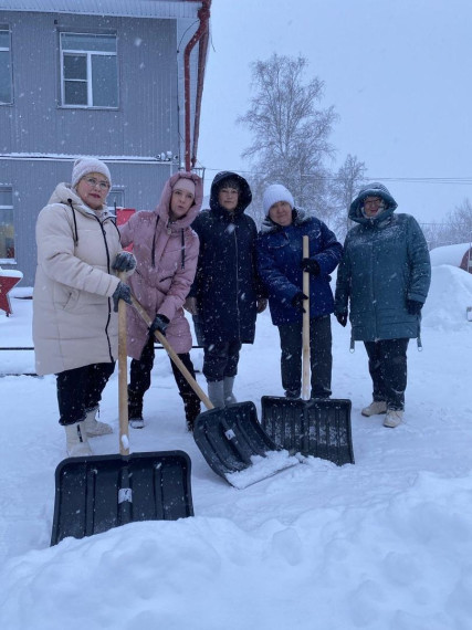 Коллектив планеты детства вышел на уборку снега. Коллектив планеты детства вышел на уборку снега.