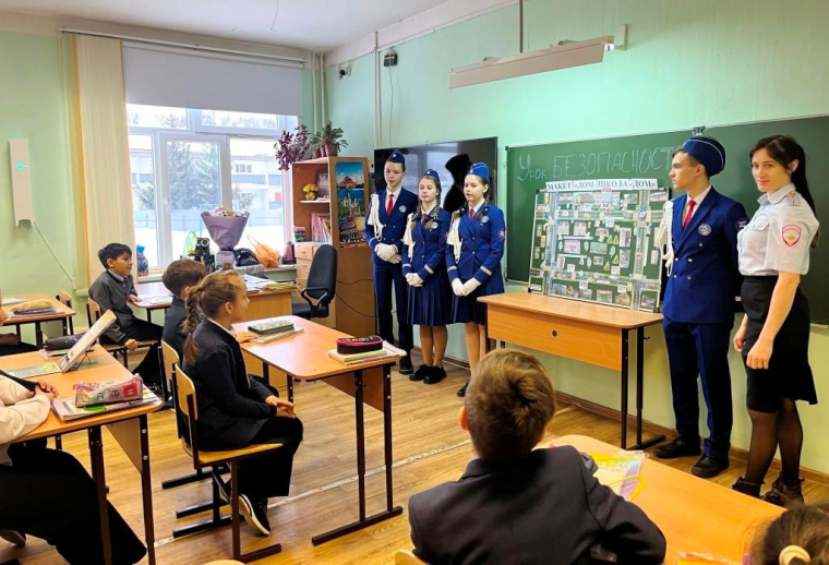 В рамках реализации регионального проекта «Безопасность дорожного движения в Ульяновской области» в Единый день практических занятий по изучению Правил дорожного движения и Декады безопасности дорожного движения сотрудники Госавтоинспекции г. Барыша совме. В рамках реализации регионального проекта «Безопасность дорожного движения в Ульяновской области» в Единый день практических занятий по изучению Правил дорожного движения и Декады безопасности дорожного движения сотрудники Госавтоинспекции г. Барыша совме.