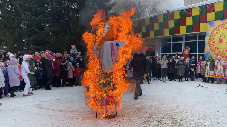 Масленица у ворот, всех весёлый праздник ждёт.