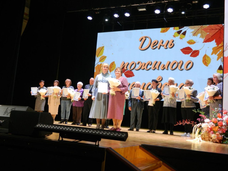 Алексей Русских наградил благодарственными письмами активных представителей старшего поколения.