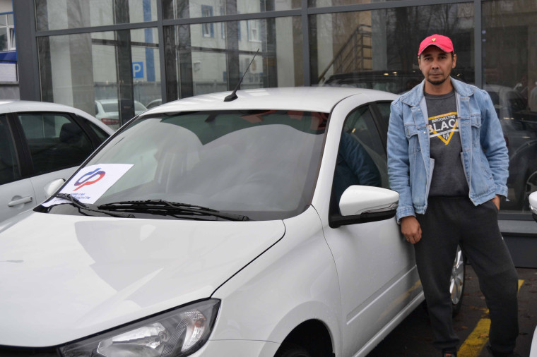 9 ноября региональное Отделение СФР вручило автомобили Lada Granta ульяновцам, пострадавшим на производстве. Машины были приобретены за счет средств обязательного социального страхования от несчастных случаев на производстве. Они имеют ручное управление,. 9 ноября региональное Отделение СФР вручило автомобили Lada Granta ульяновцам, пострадавшим на производстве. Машины были приобретены за счет средств обязательного социального страхования от несчастных случаев на производстве. Они имеют ручное управление,.