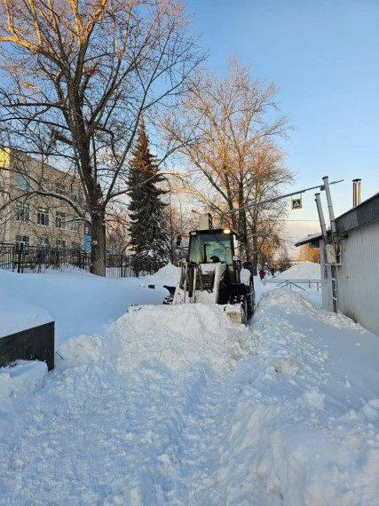 Дорожные службы Барышского района продолжают расчищать дороги от снега..