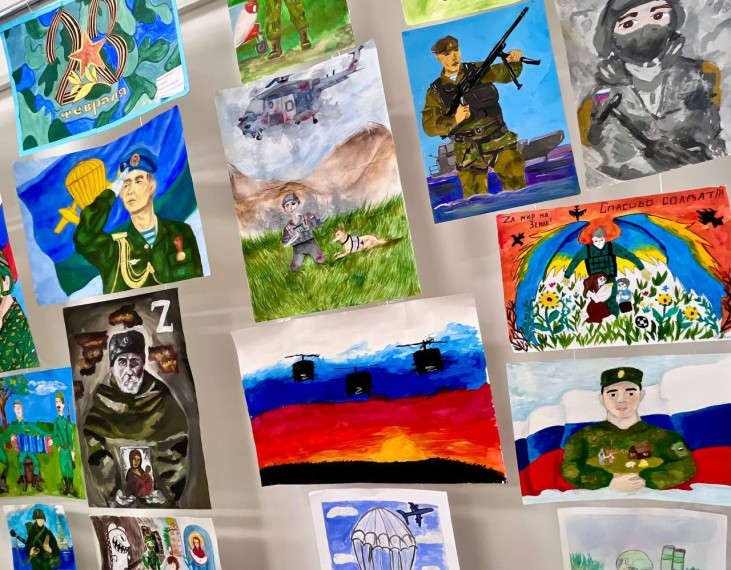 Тысячи рисунков прислали Защитникам ребята Ульяновской области.