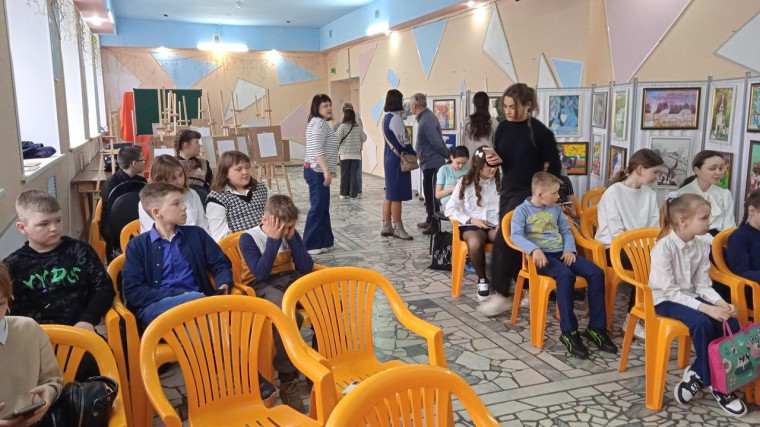 1 5 апреля в ЦКиД состоялось открытие первой выставки детского искусства.