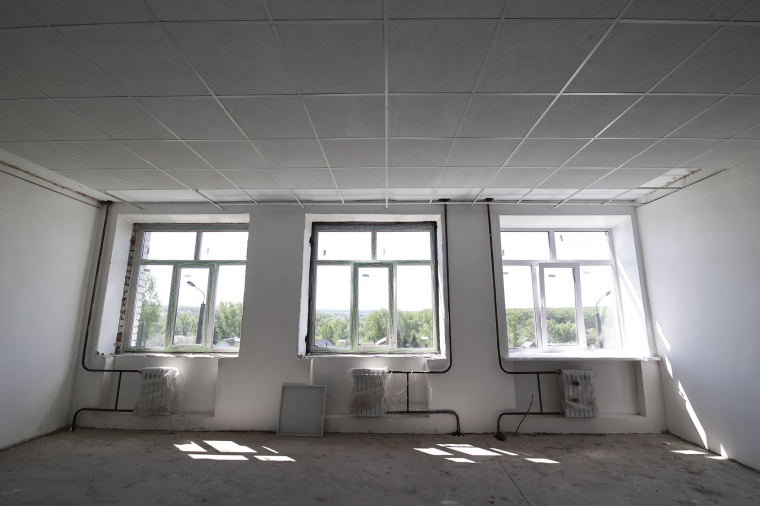 Губернатор Алексей Русских осмотрел ход капитального ремонта в Барышской школе №4.