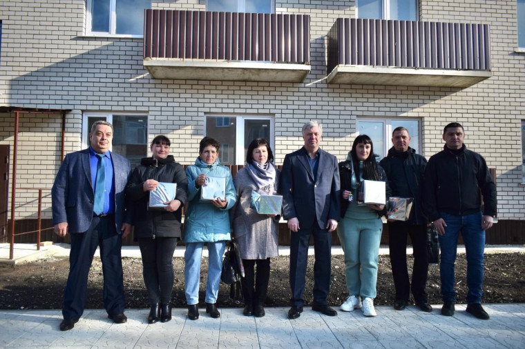 Алексей Русских вручил ключи от новых квартир жителям двух аварийных домов в Барыше..
