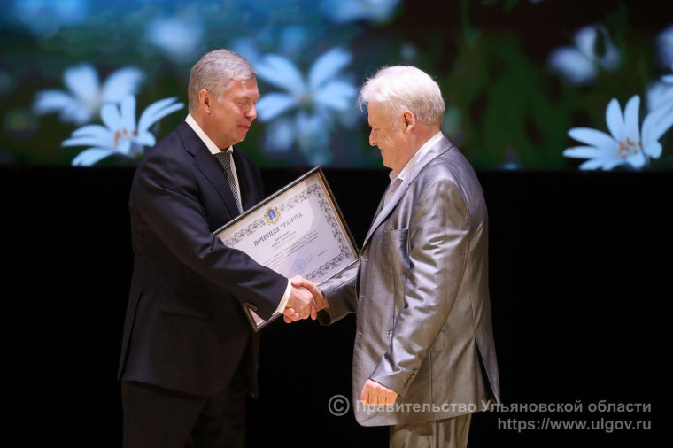 Алексей Русских наградил благодарственными письмами активных представителей старшего поколения.